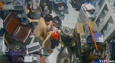Vợ chồng tranh thủ làm nháy sau 1 ngày vất vả